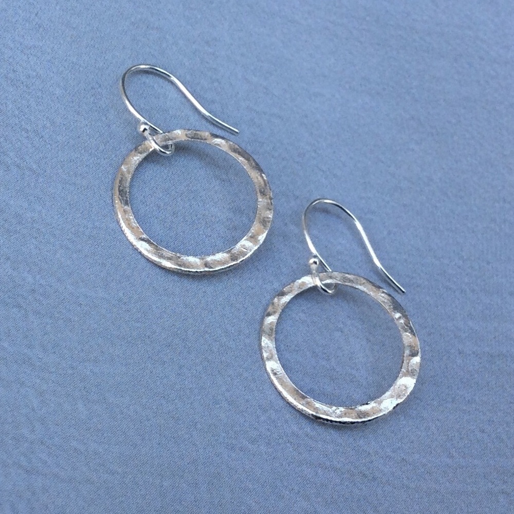 Handcrafted silver hammered circle Earrings - Picture 3 of 9